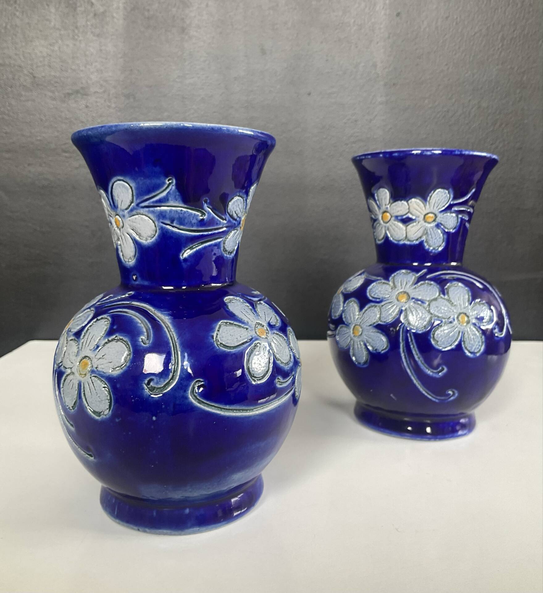 Paire de vases vintage en grès estampillés