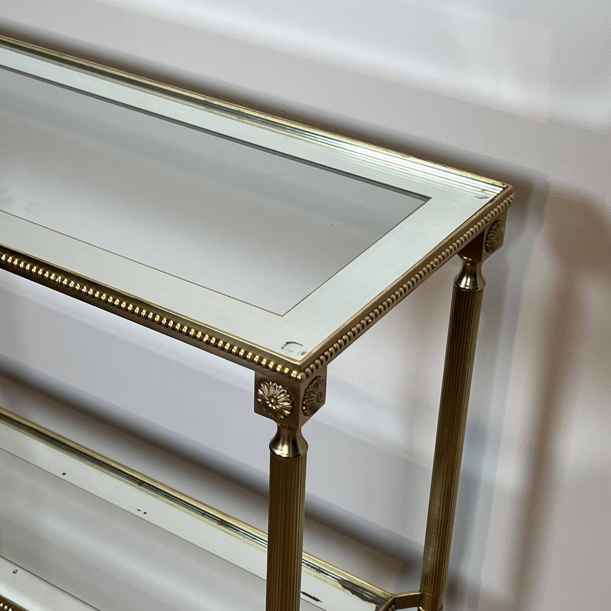 Console à Trois Plateaux en Laiton à Frise de Perles. Verre Bordé. Travail