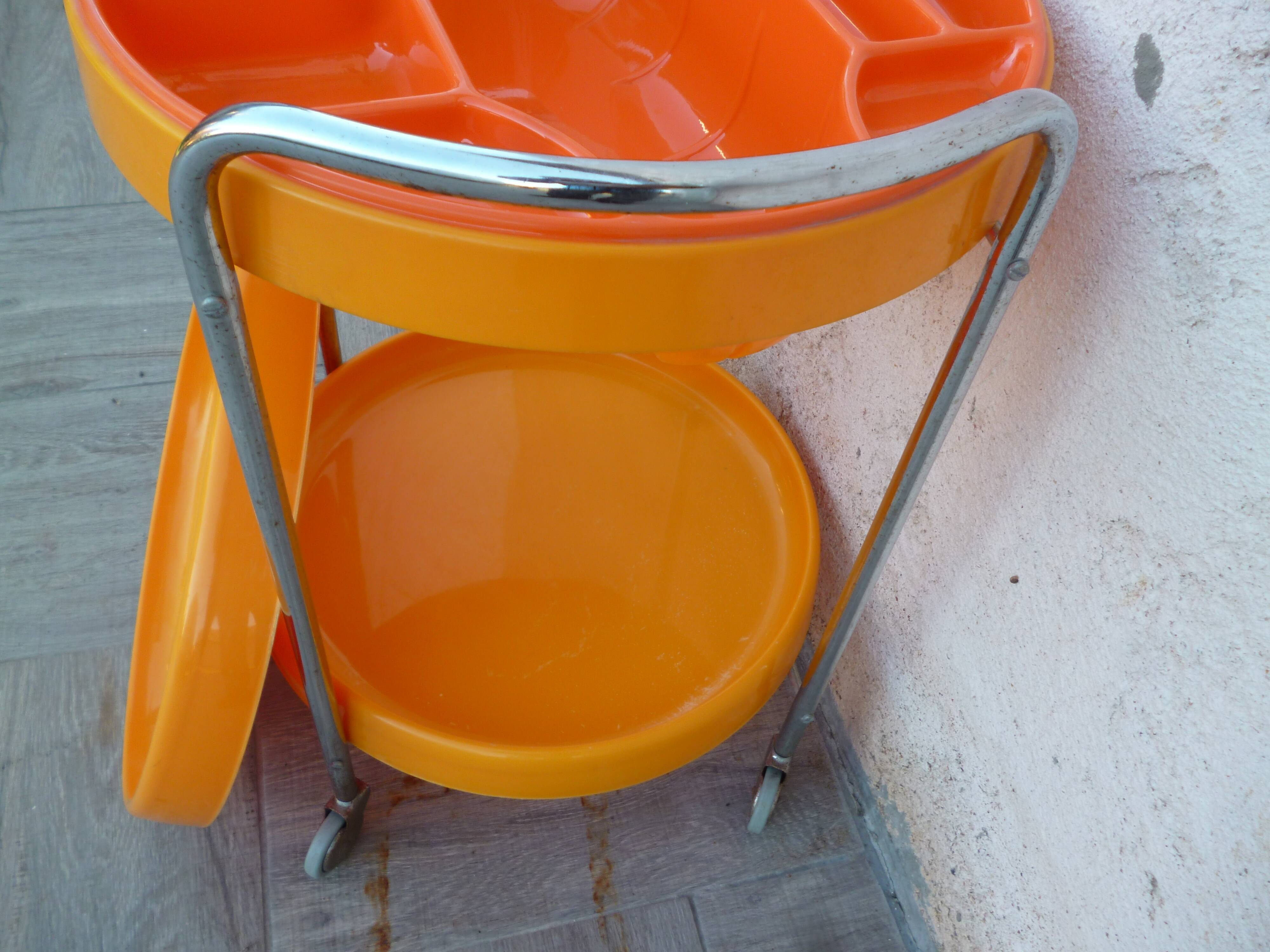 Desserte vintage orange sur roulettes