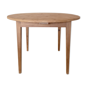 Round table foot spindles