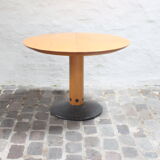 Postmodern round extendable dining table by Arnold Merckx for Arco, The Netherlands 1980s.