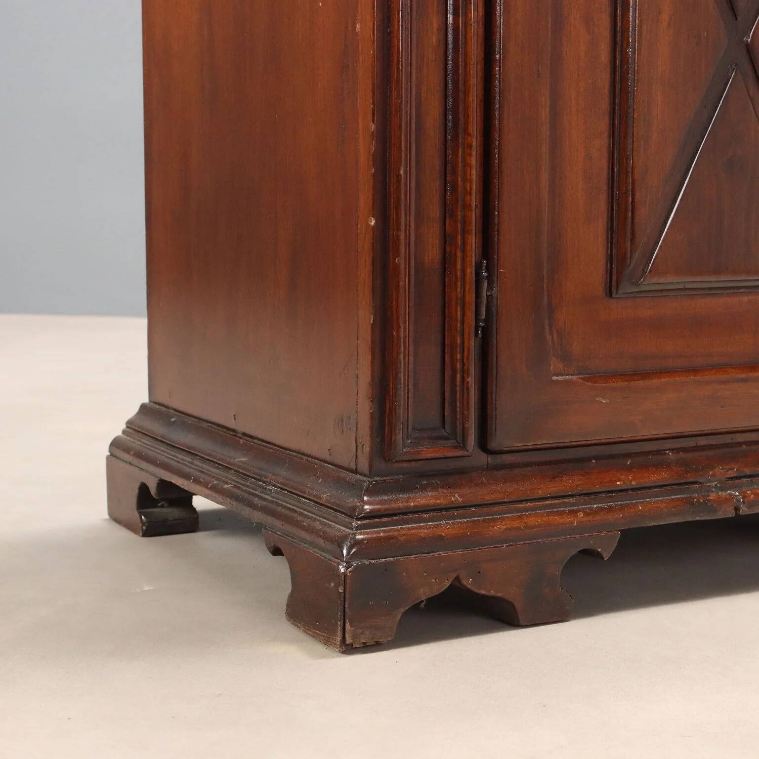 Baroque-style antique walnut buffet, Italy, 20th century.