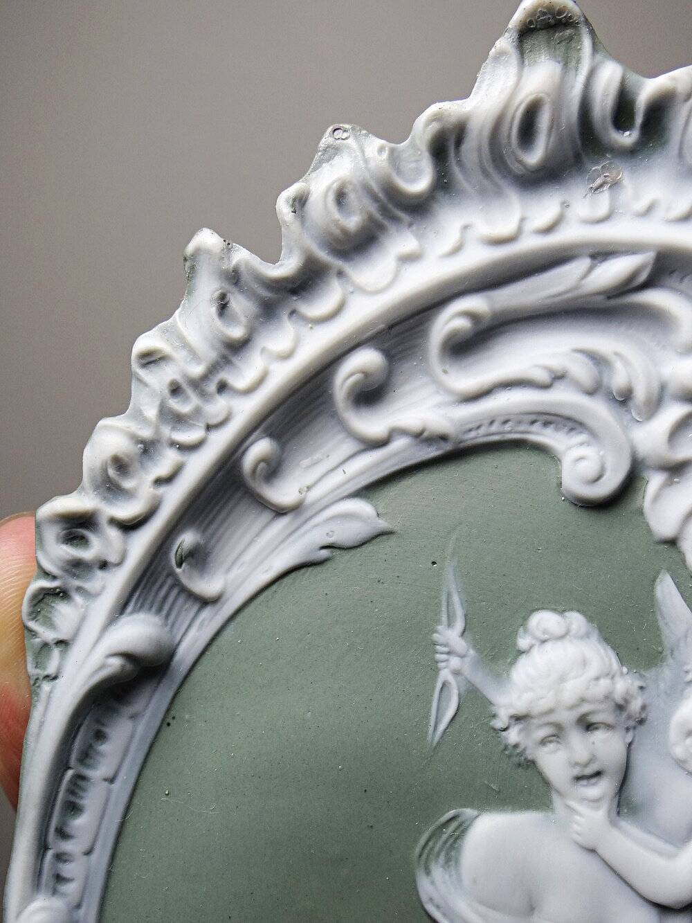 Médaillon mural rococo ancien en biscuit bichrome Jasperware