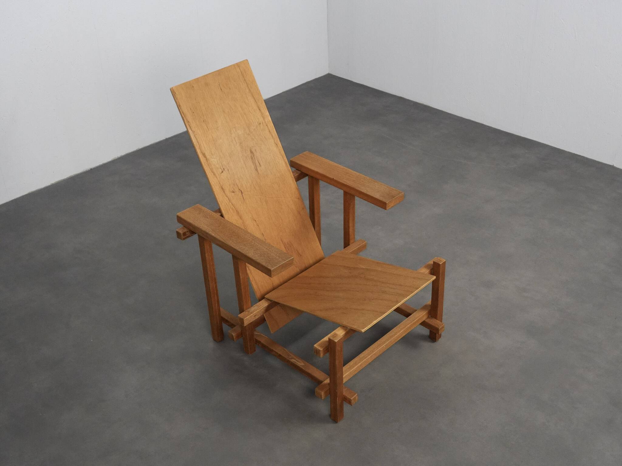 Fauteuil moderniste dans le style de Gerrit Rietveld, Pays-Bas, années 1980.