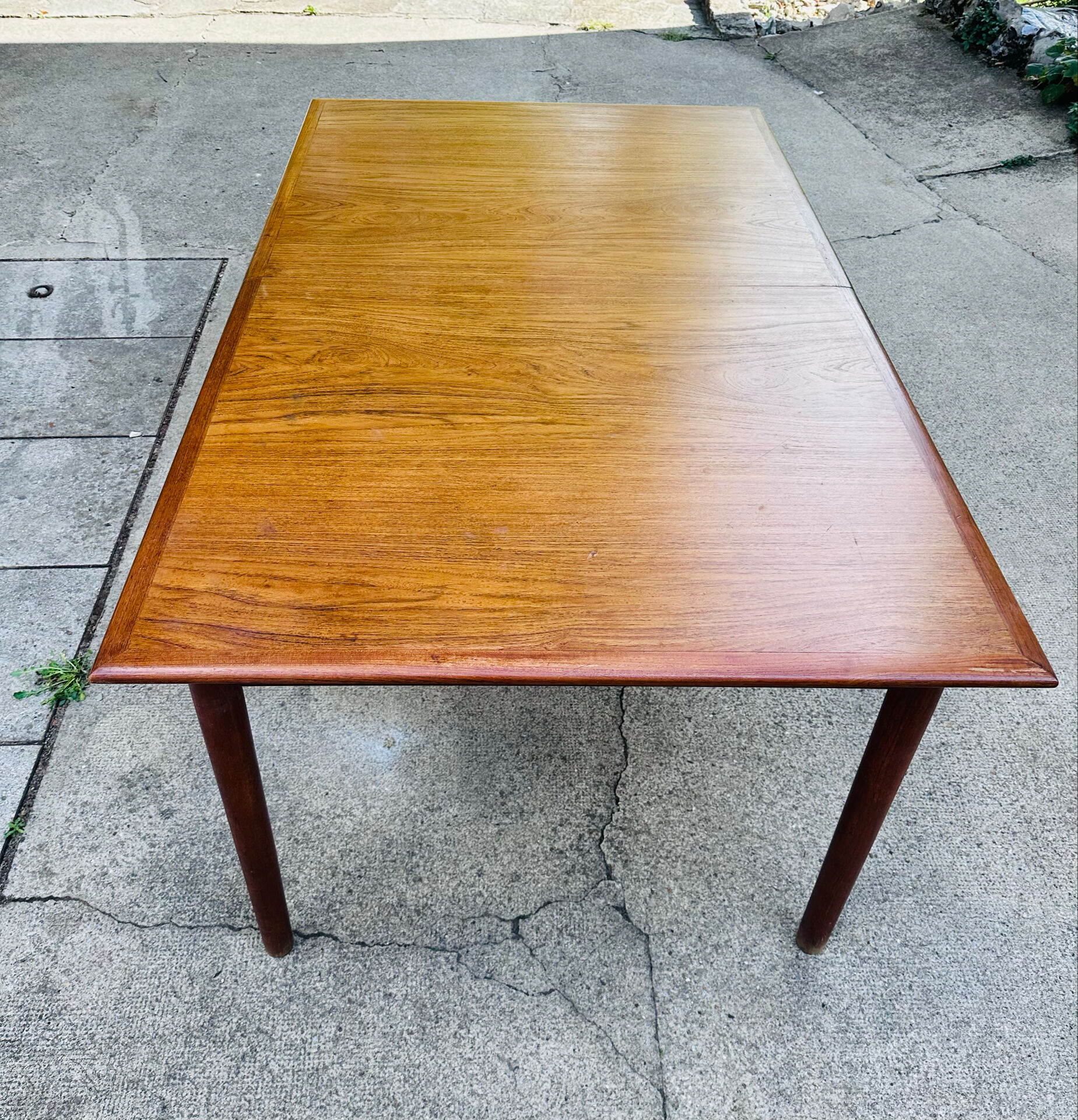 Table scandinave