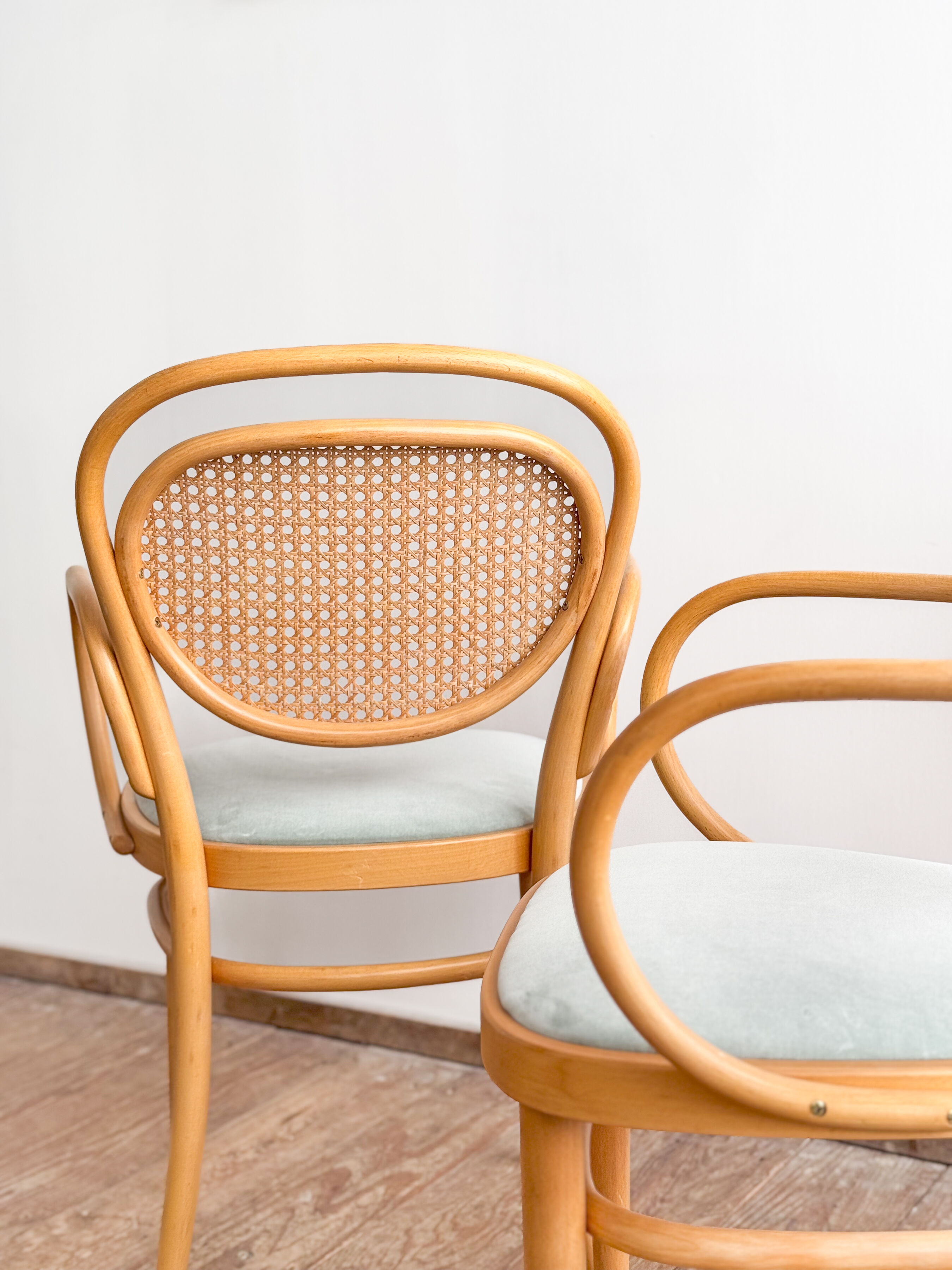 Ensemble de 4 chaises Thonet 215P en hêtre avec cannage d’origine et velour