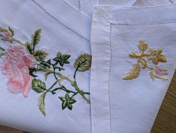 Duo de table Haute Couture Valombreuse Paris – Motif Rose ancienne