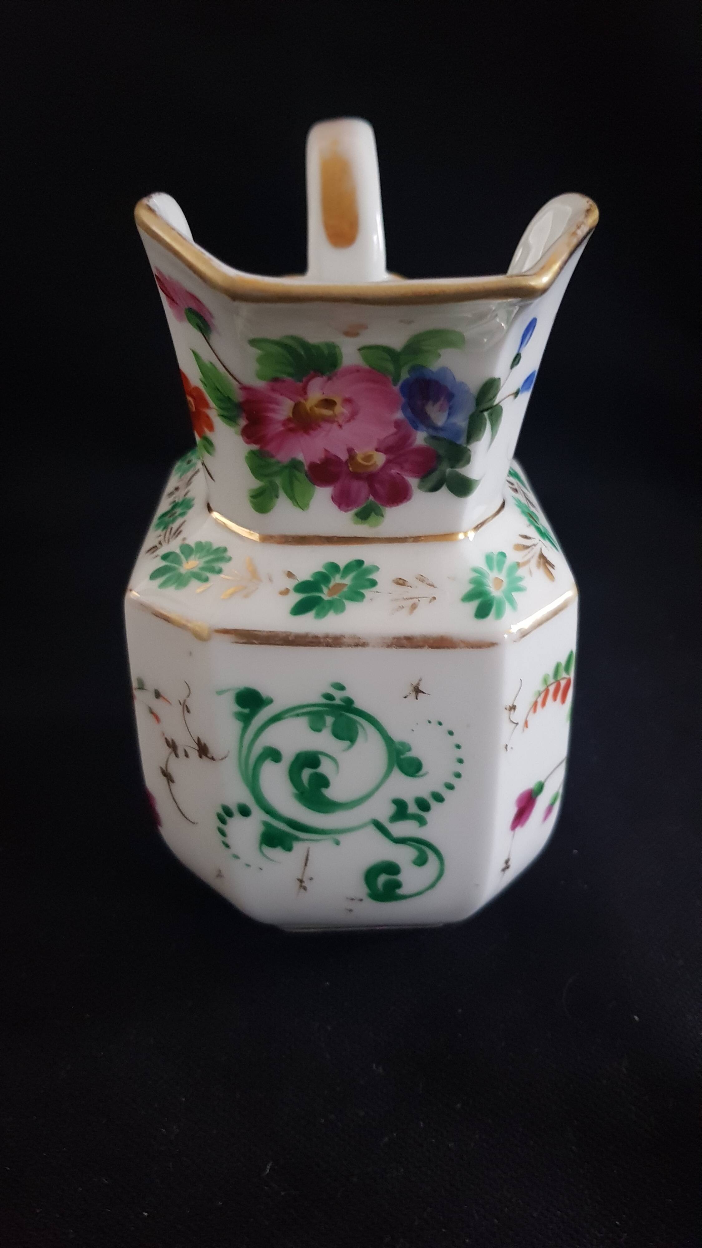 Large octagonal milk jug porcelain from Paris "Old Paris", mid-19th century.