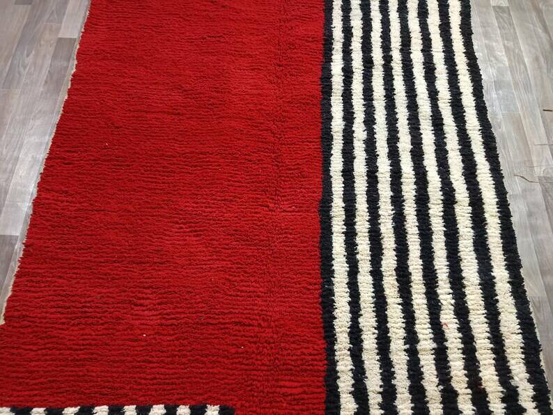 Tapis artisanal rouge et à rayures blanches et noires