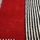 Tapis artisanal rouge et à rayures blanches et noires