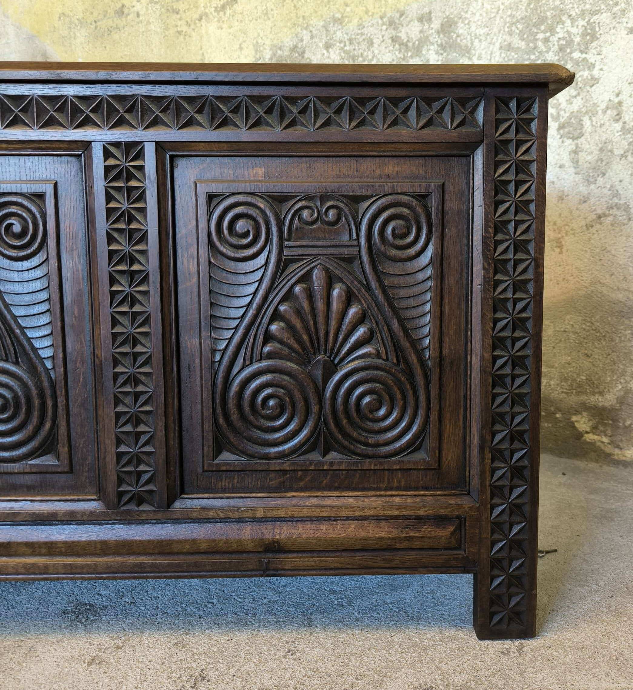 Coffre en bois massif sculpté.