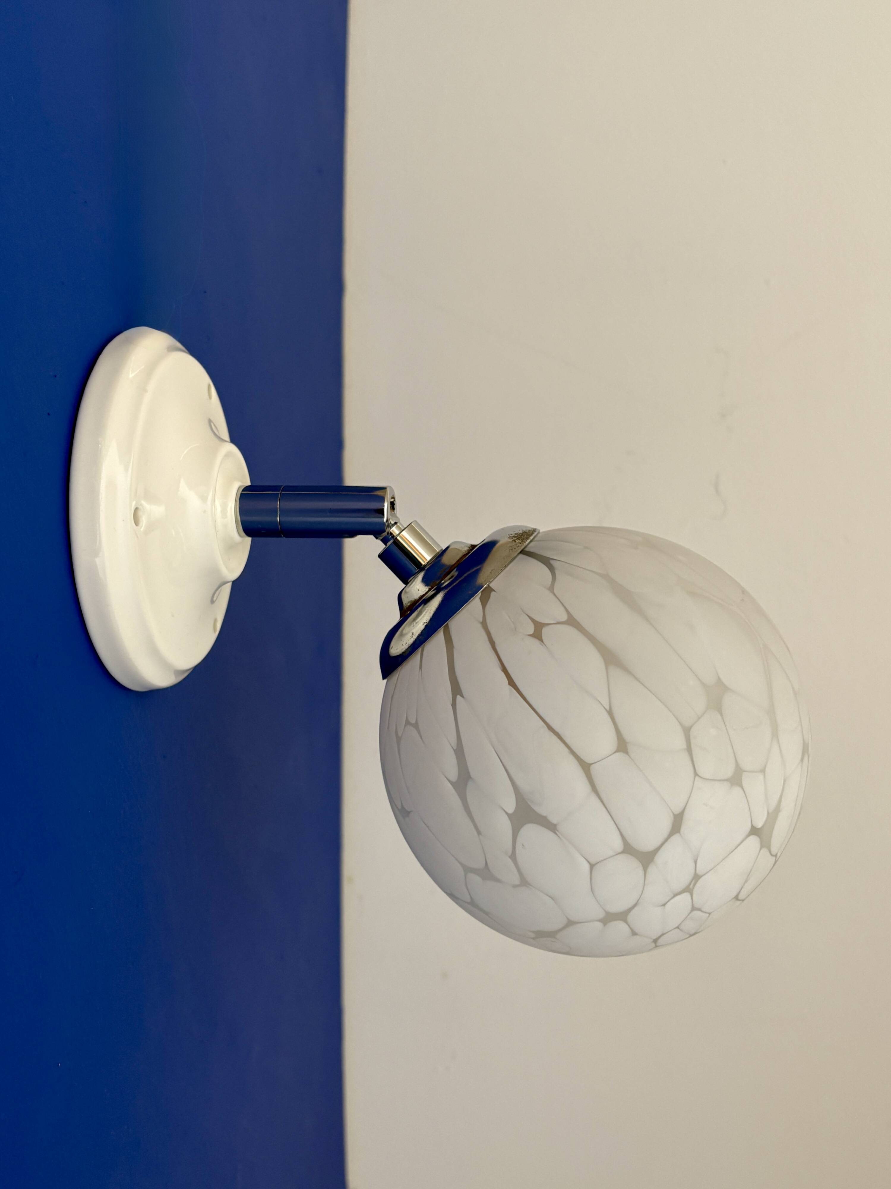 Applique globe vintage en verre de Clichy blanc