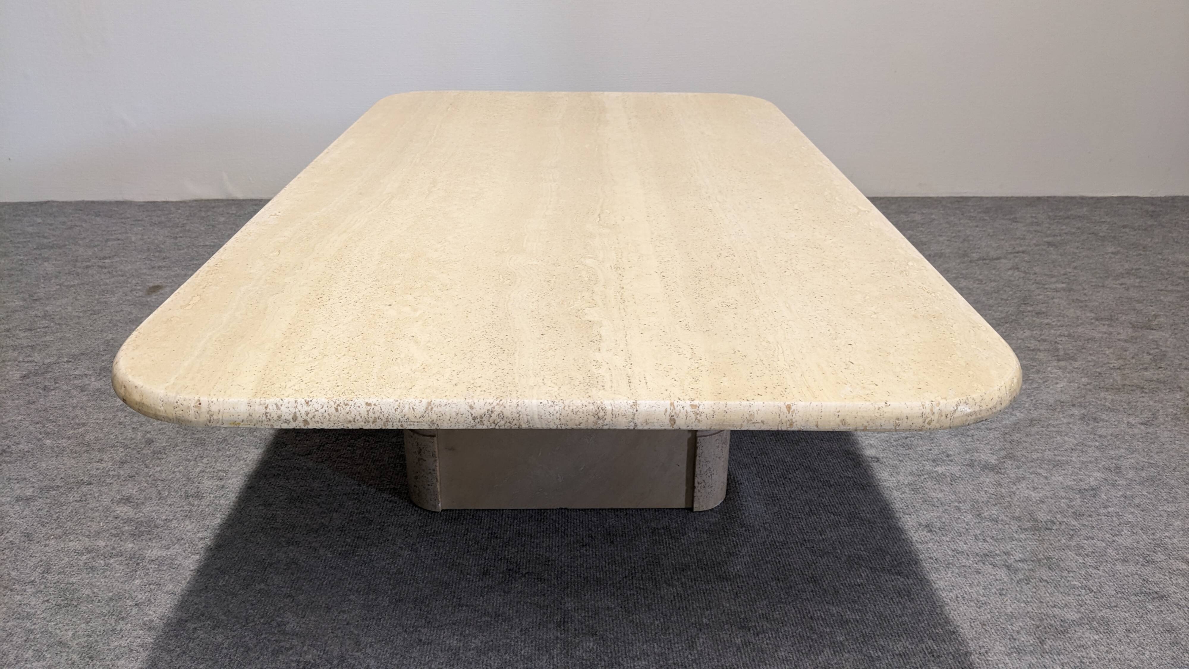 Table basse minimaliste en travertin, Italie vers 1970