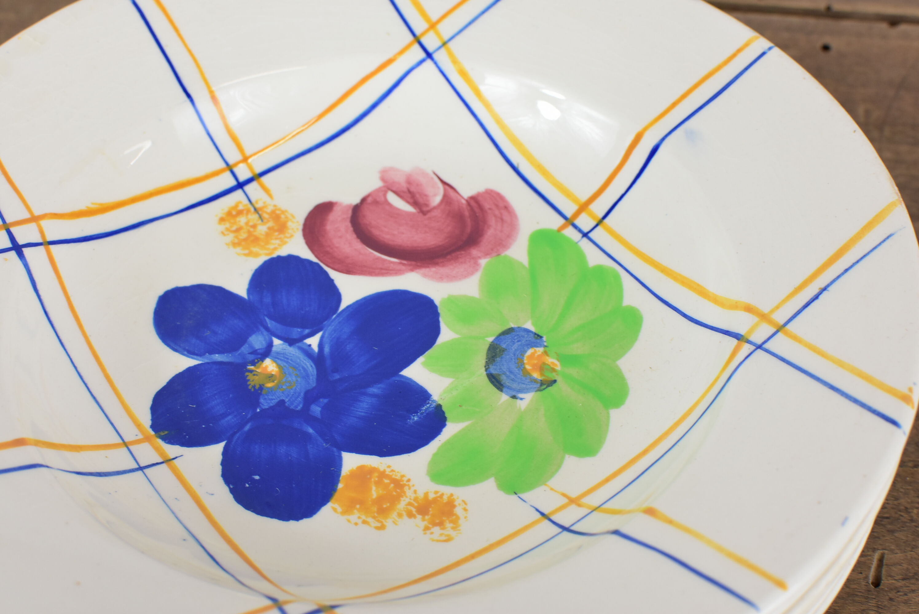 Lot de 12 assiettes motif fleurs de champagne.