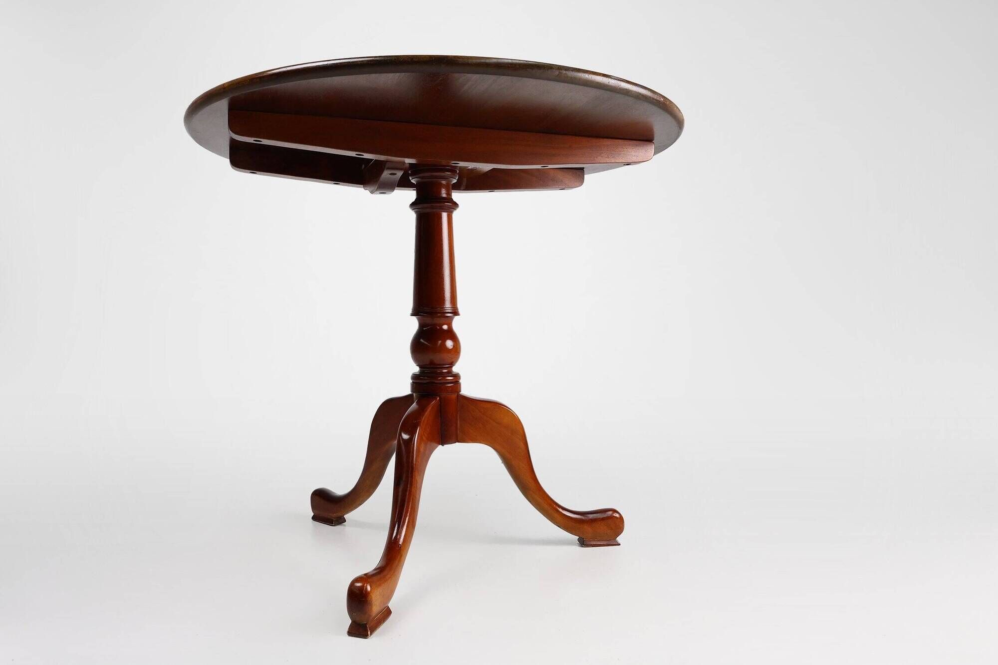 Vintage English Round Tilt Top Table in Cherry, 1950s
