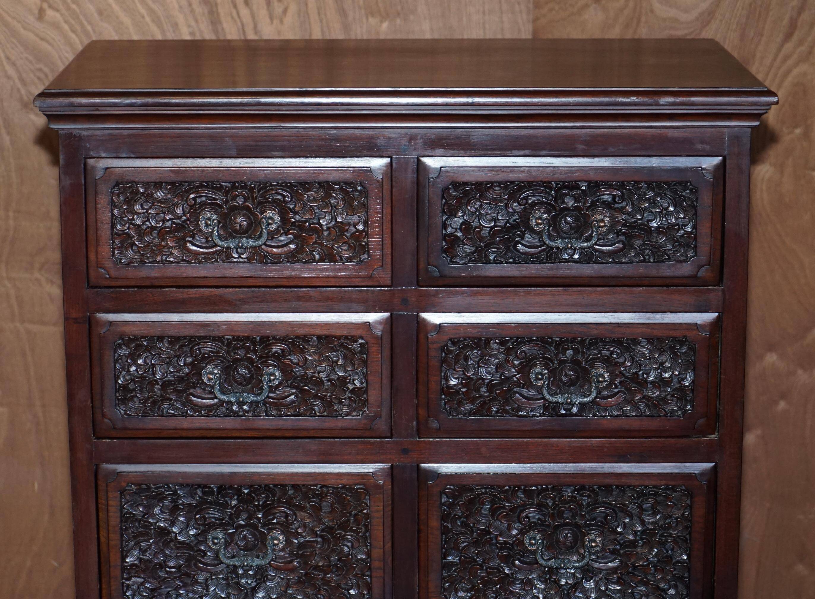 Paire de commodes vintage en bois dur sculpté