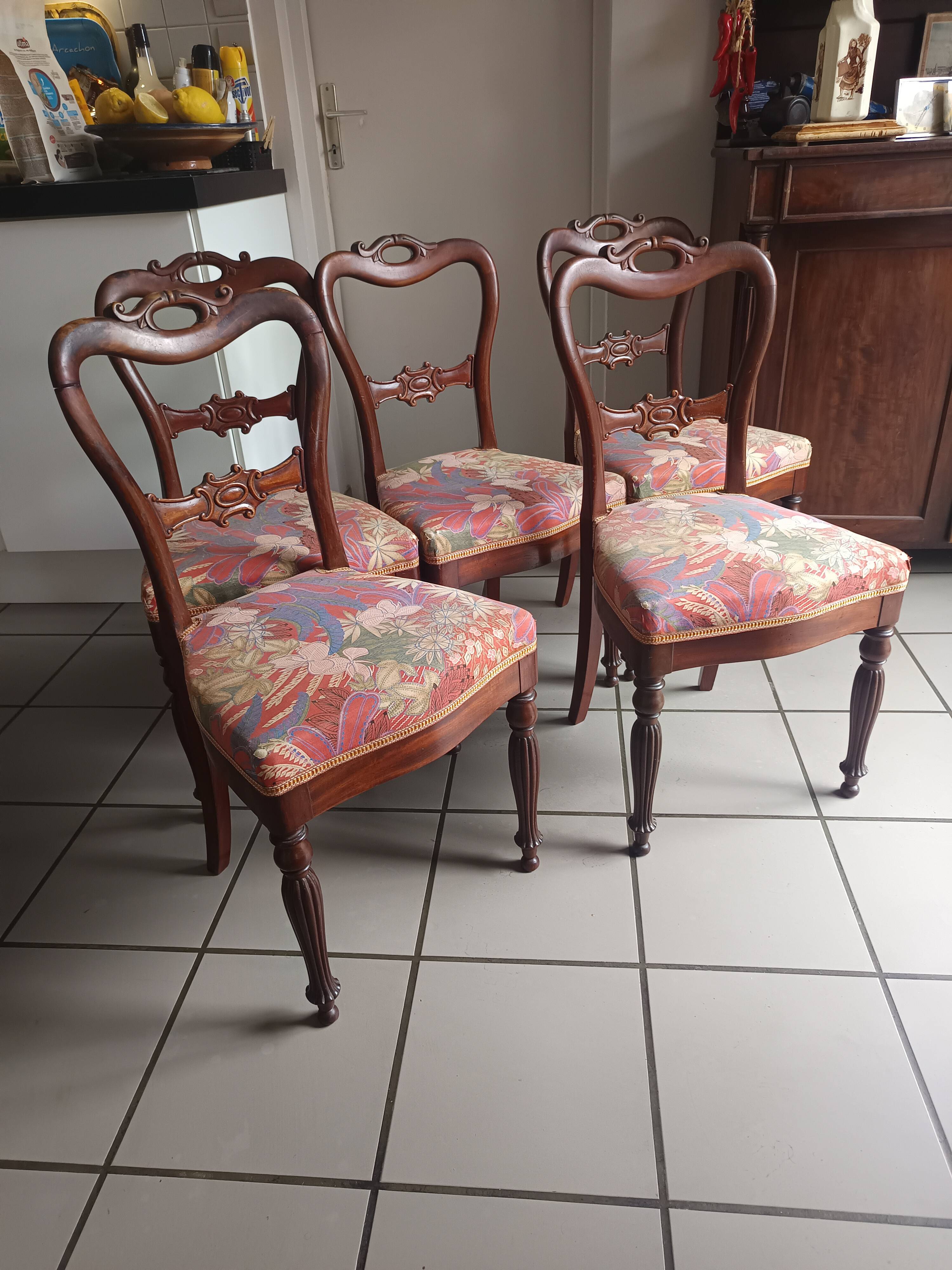 Set of 5 antique mahogany chairs in early 20th century Chippendale style.