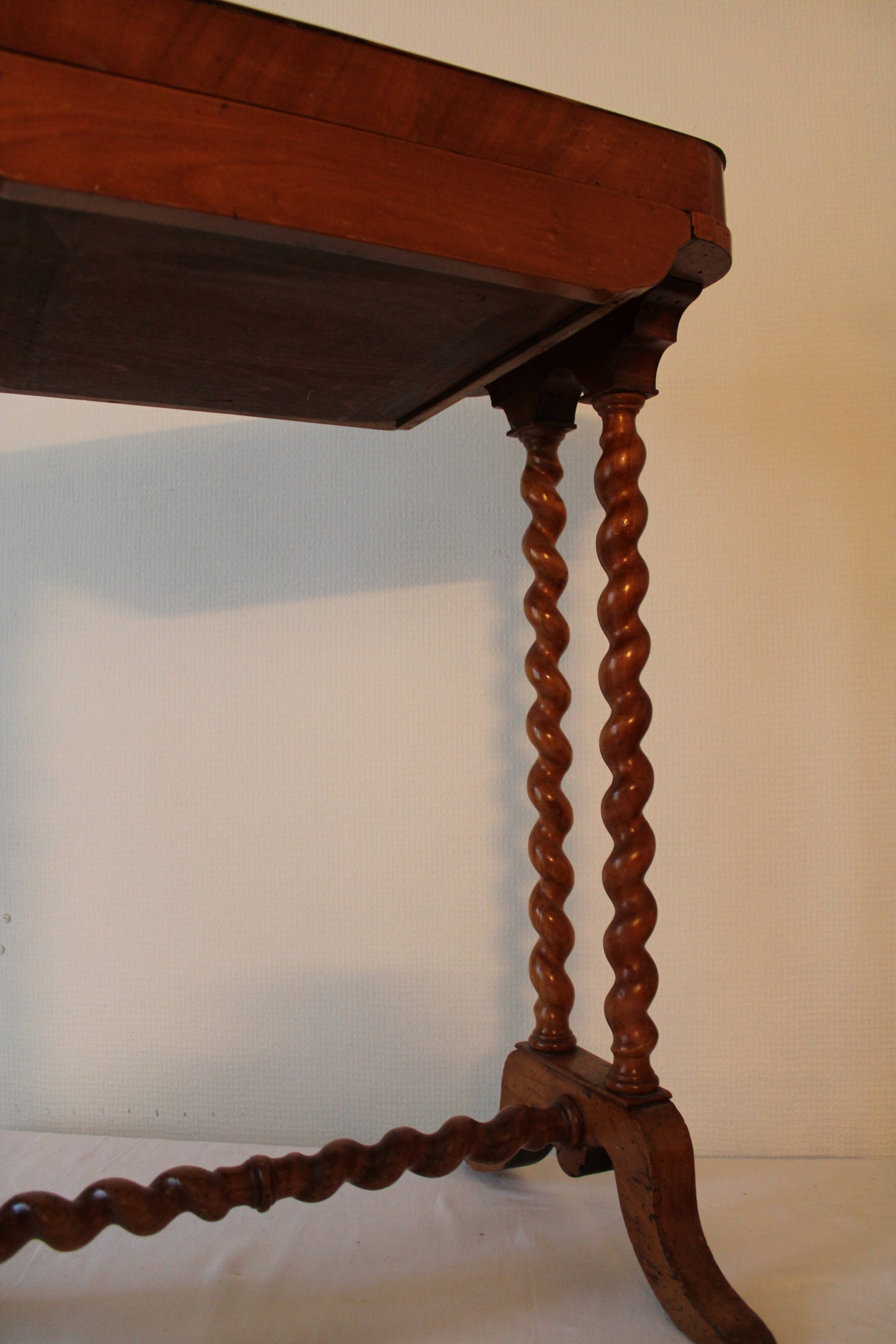 Pedestal table in wood and havana coloured leather tray