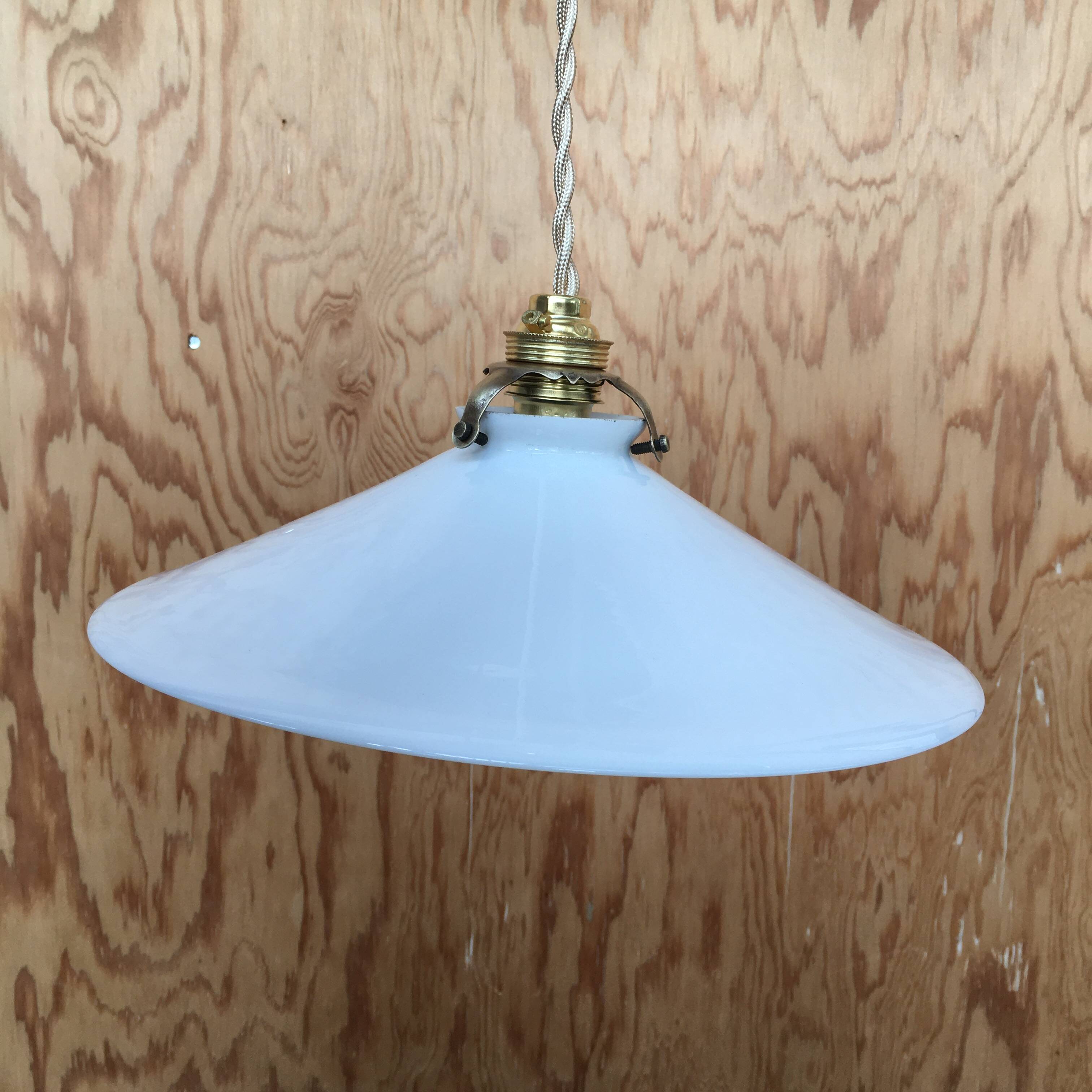 Paire de suspensions vintage en opaline blanche