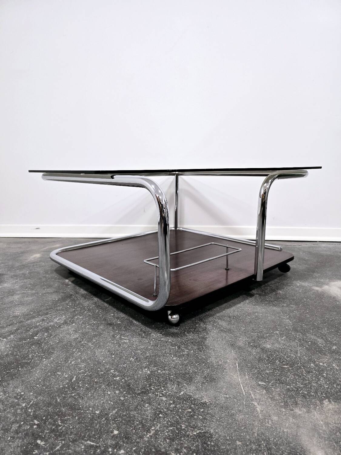 Table basse bauhaus en noyer des années 1970