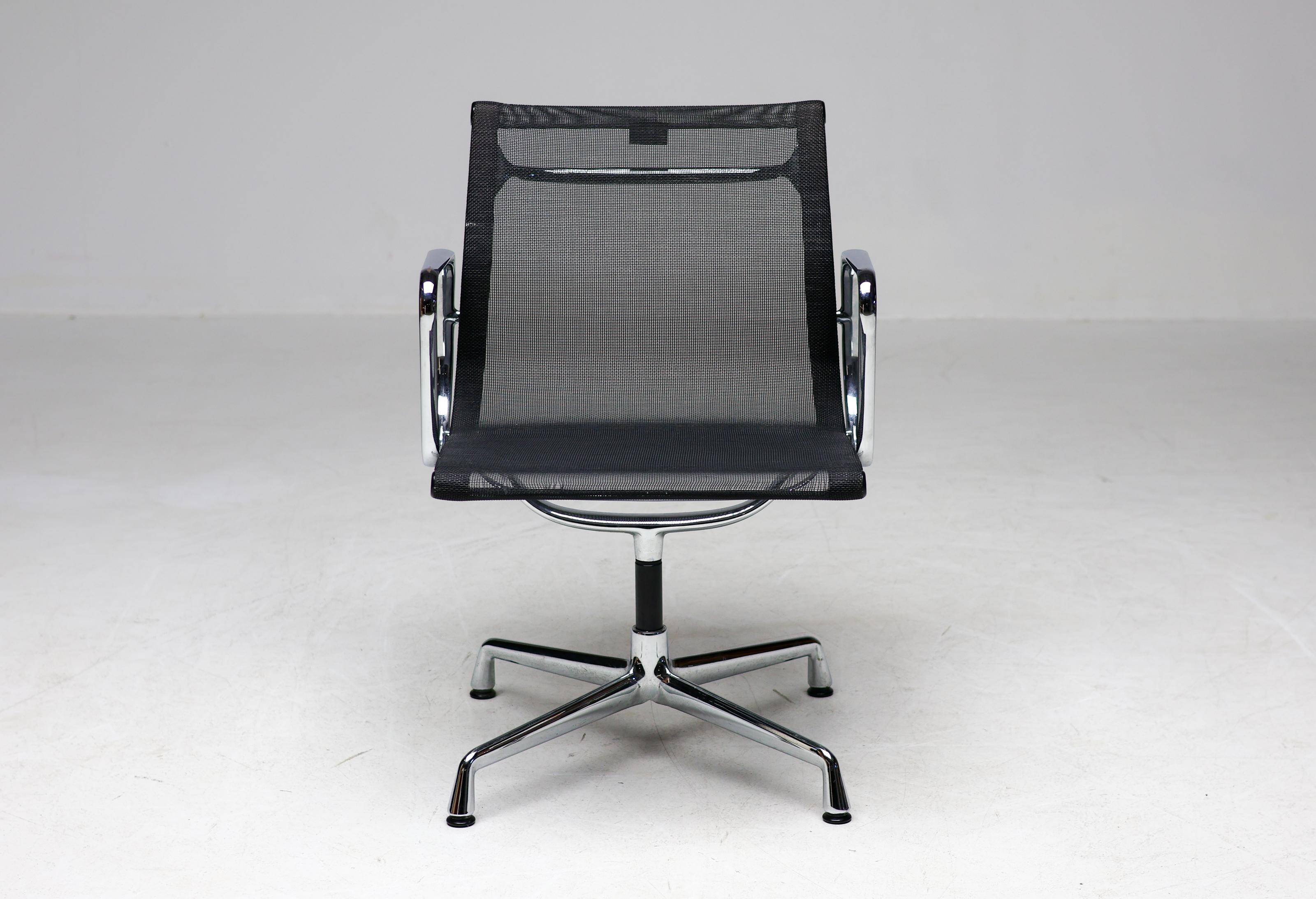 Ensemble de quatre chaises pivotantes EA108 Eames "Aluminium Group" par Vitra en noir