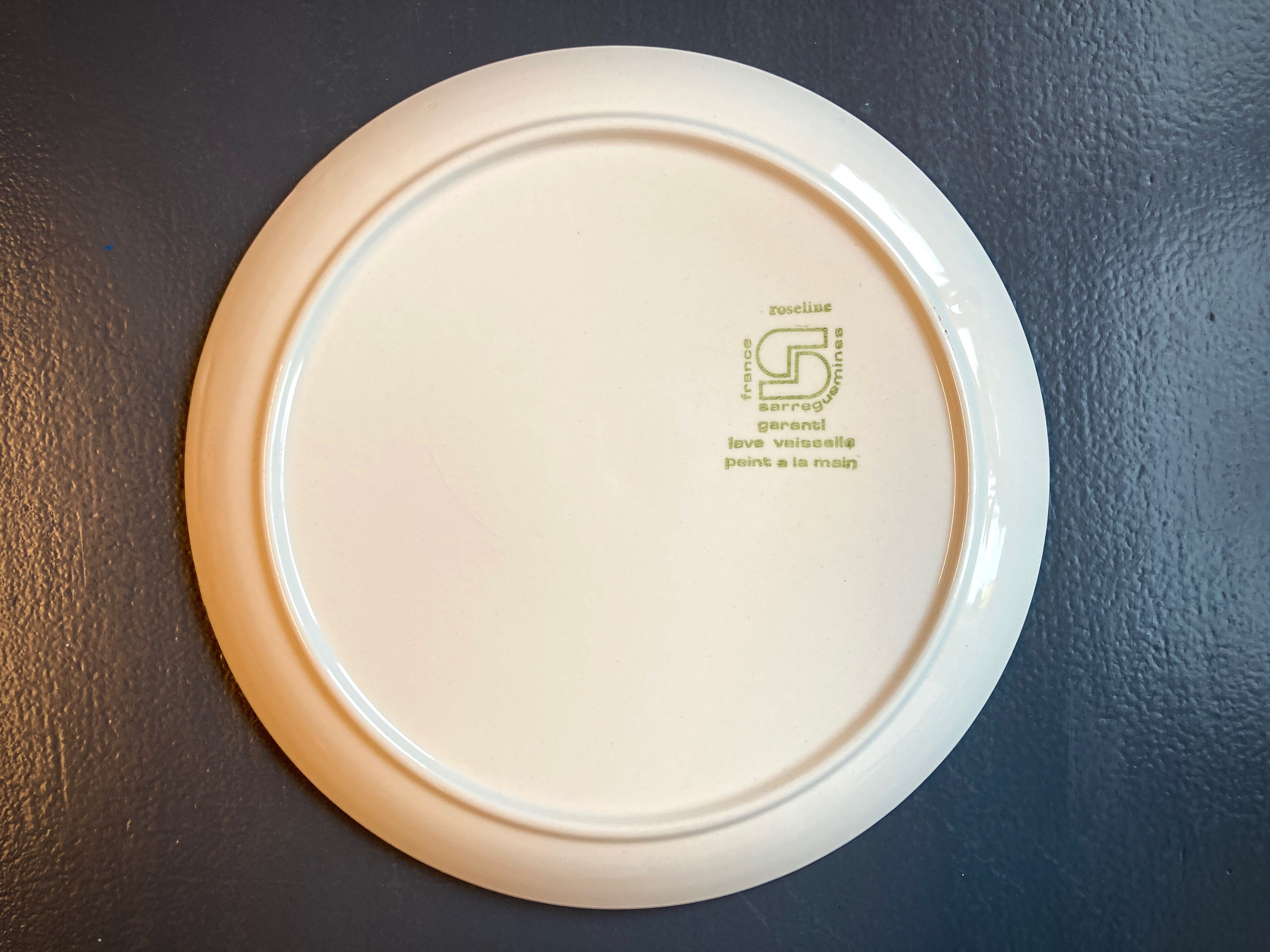 Seven vintage flower power plates