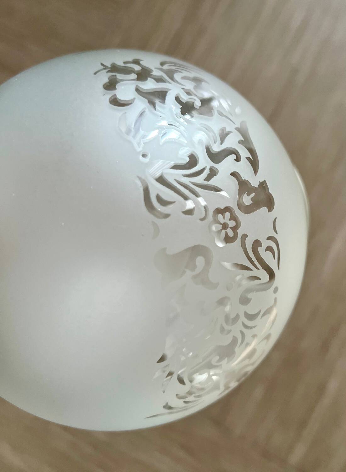 Paire d’appliques murales vintage en laiton et verre dépoli gravé