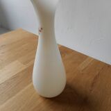 Vase en opaline blanche motif fleuri