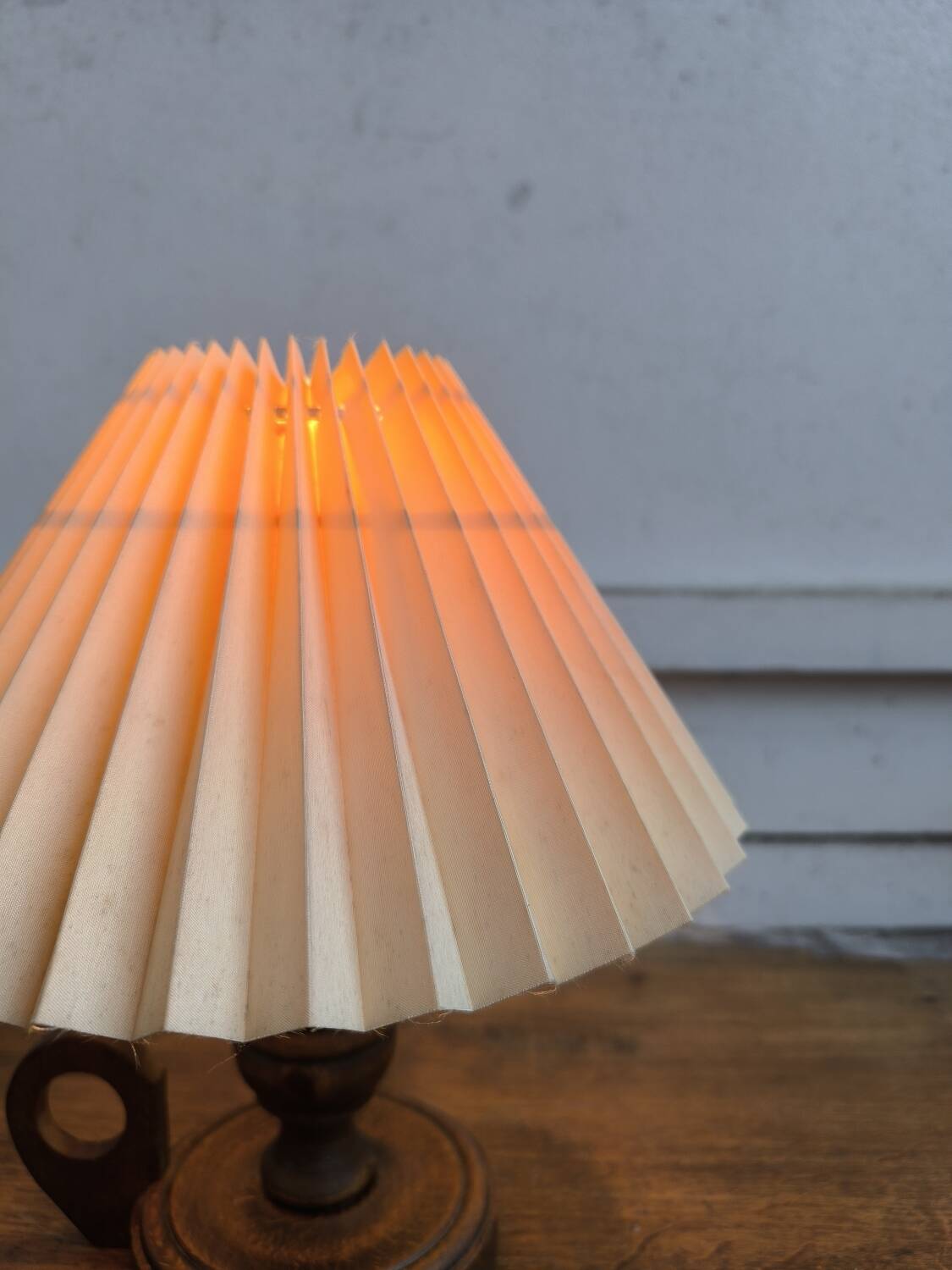 Table lamp in turned wood