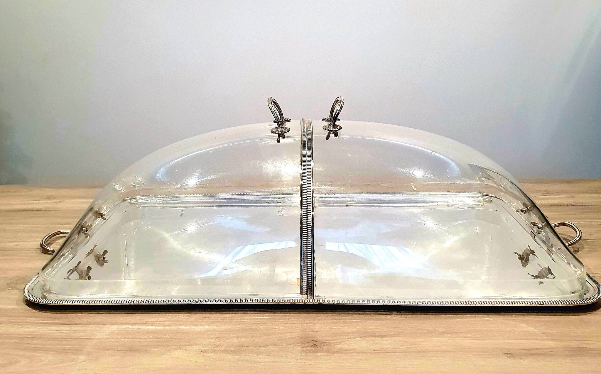 Large serving platter with lid, in silver metal.