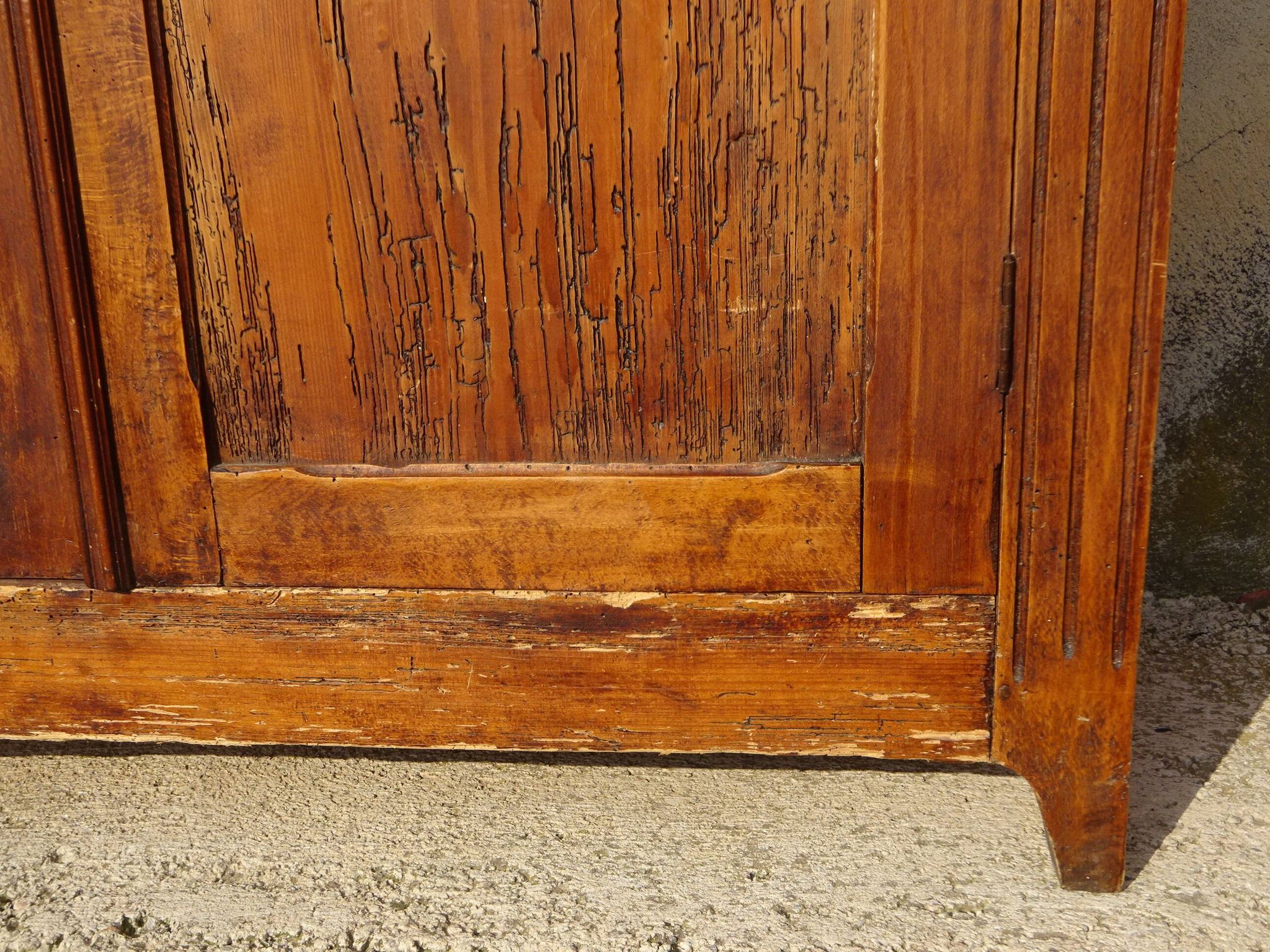 Ancien buffet parisien en pin