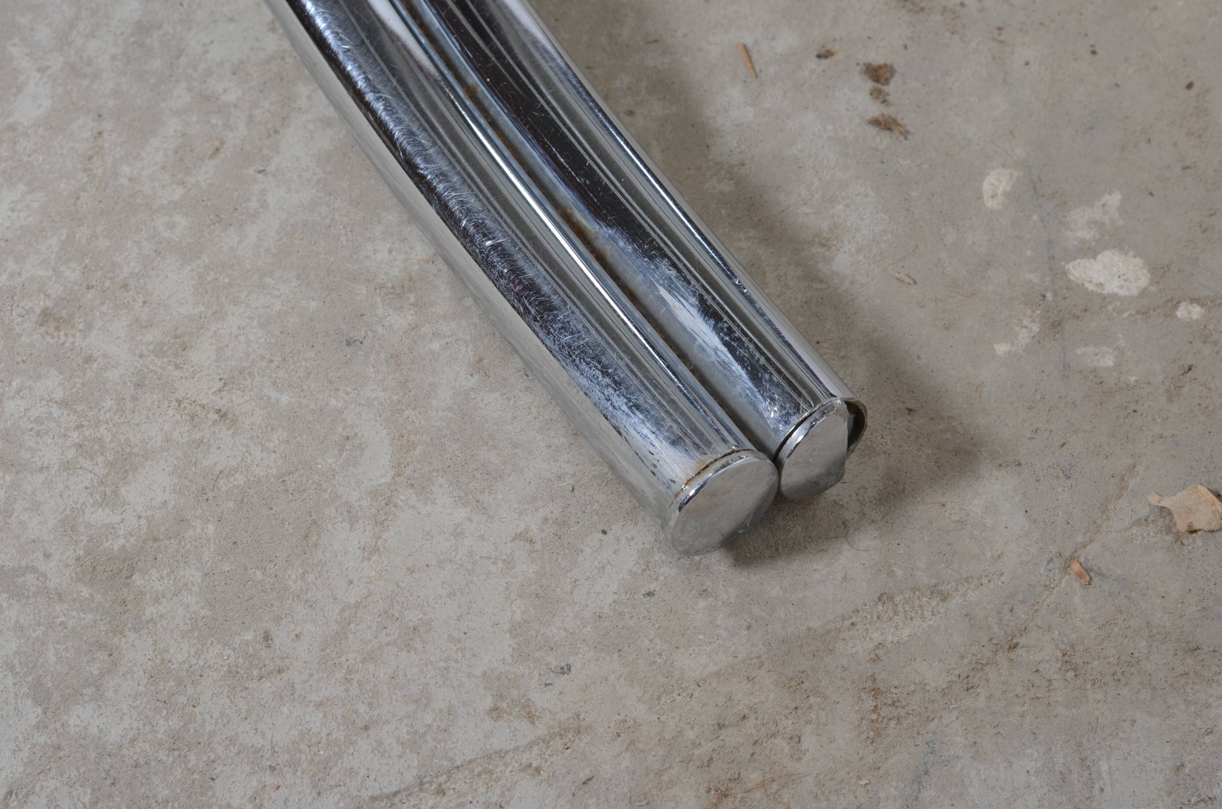 Glass round table chrome feet