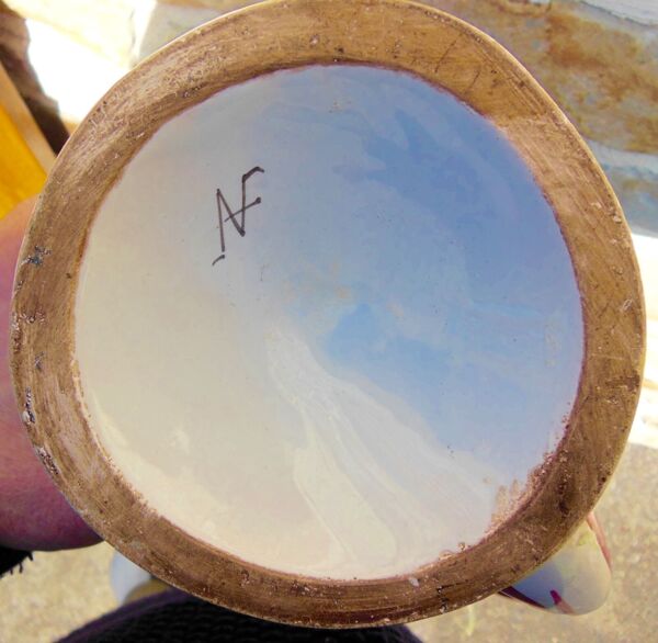 Pichet ancien en barbotine, coq, signature sous la base, Les Islettes