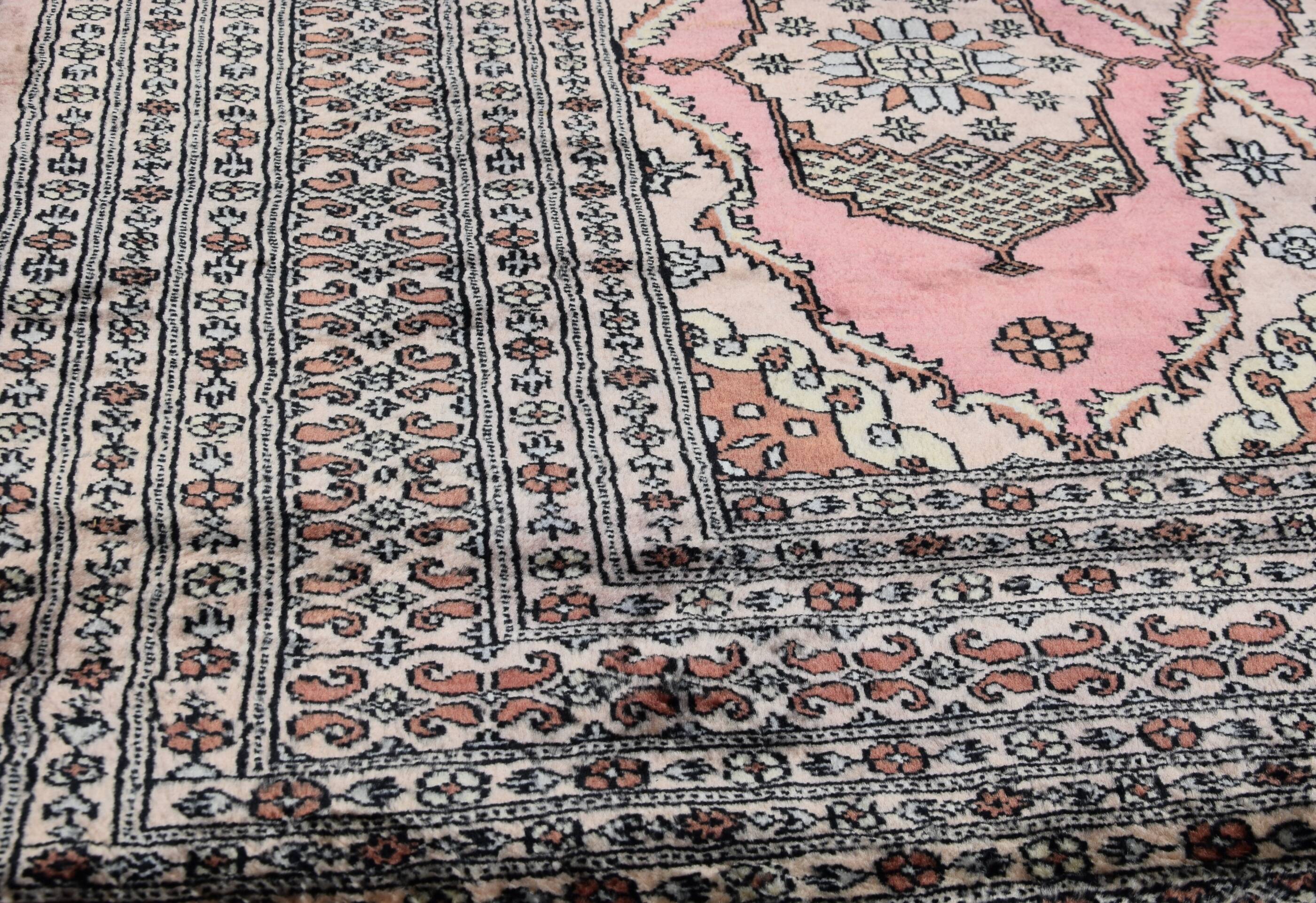 Oriental rug from Pakistan: 1.83 X 2.75 meters. Handmade