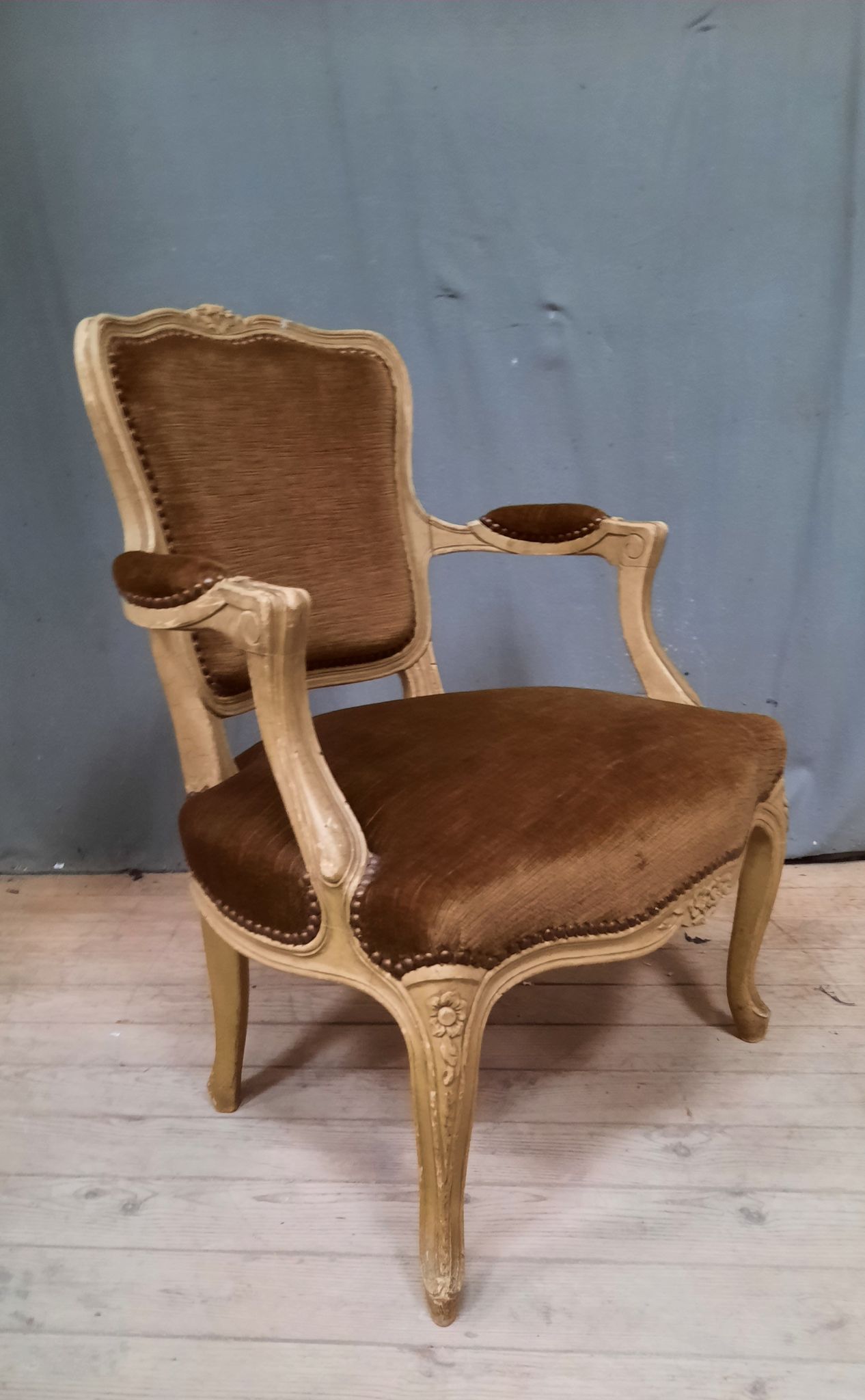 Fauteuil marron  style Louis XV