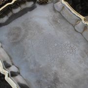 Plateau ancien en métal argenté et bords dorés – Motifs de grappes de raisin