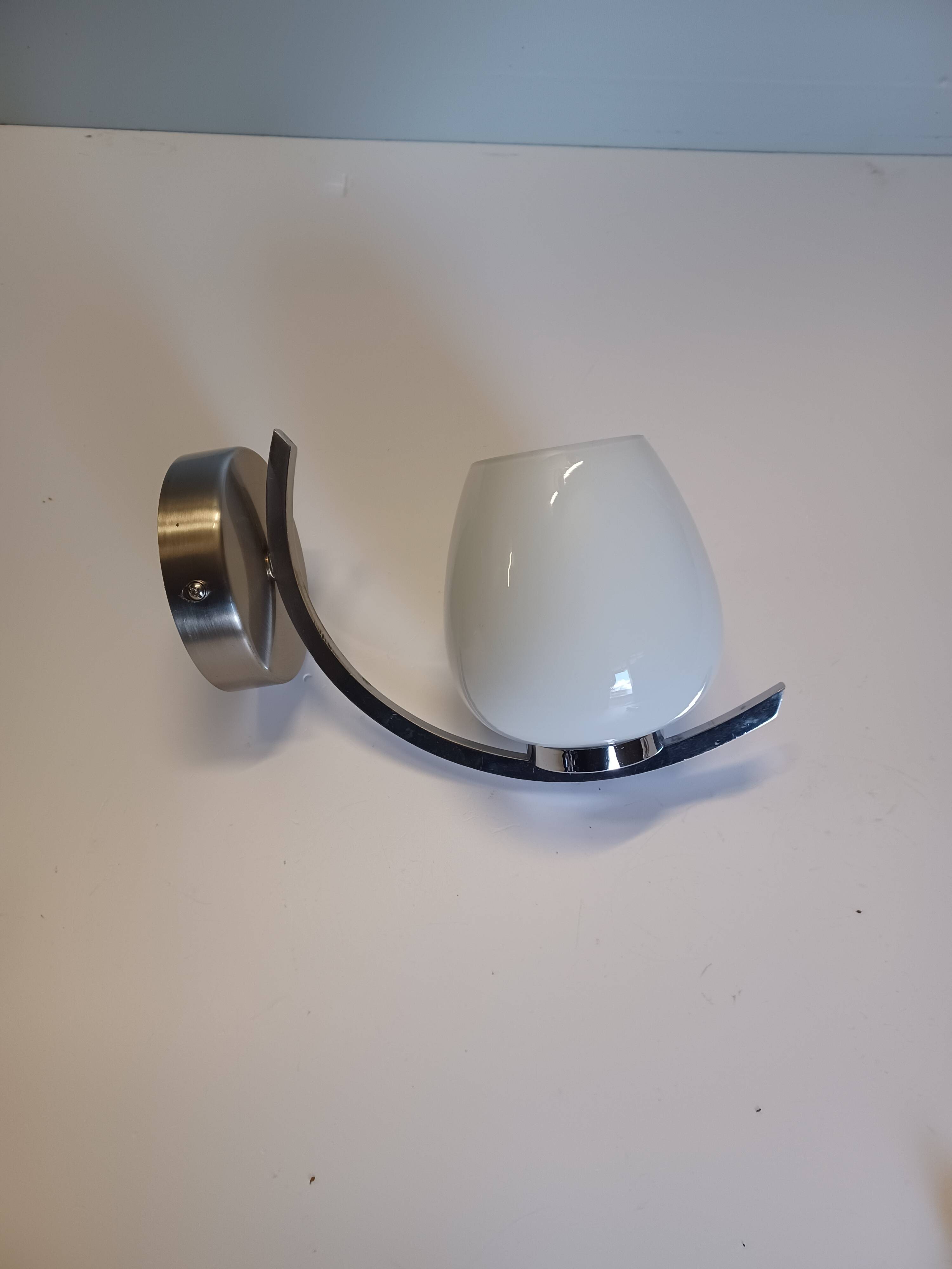 Vintage wall lamp - Chrome and opaline - 1970