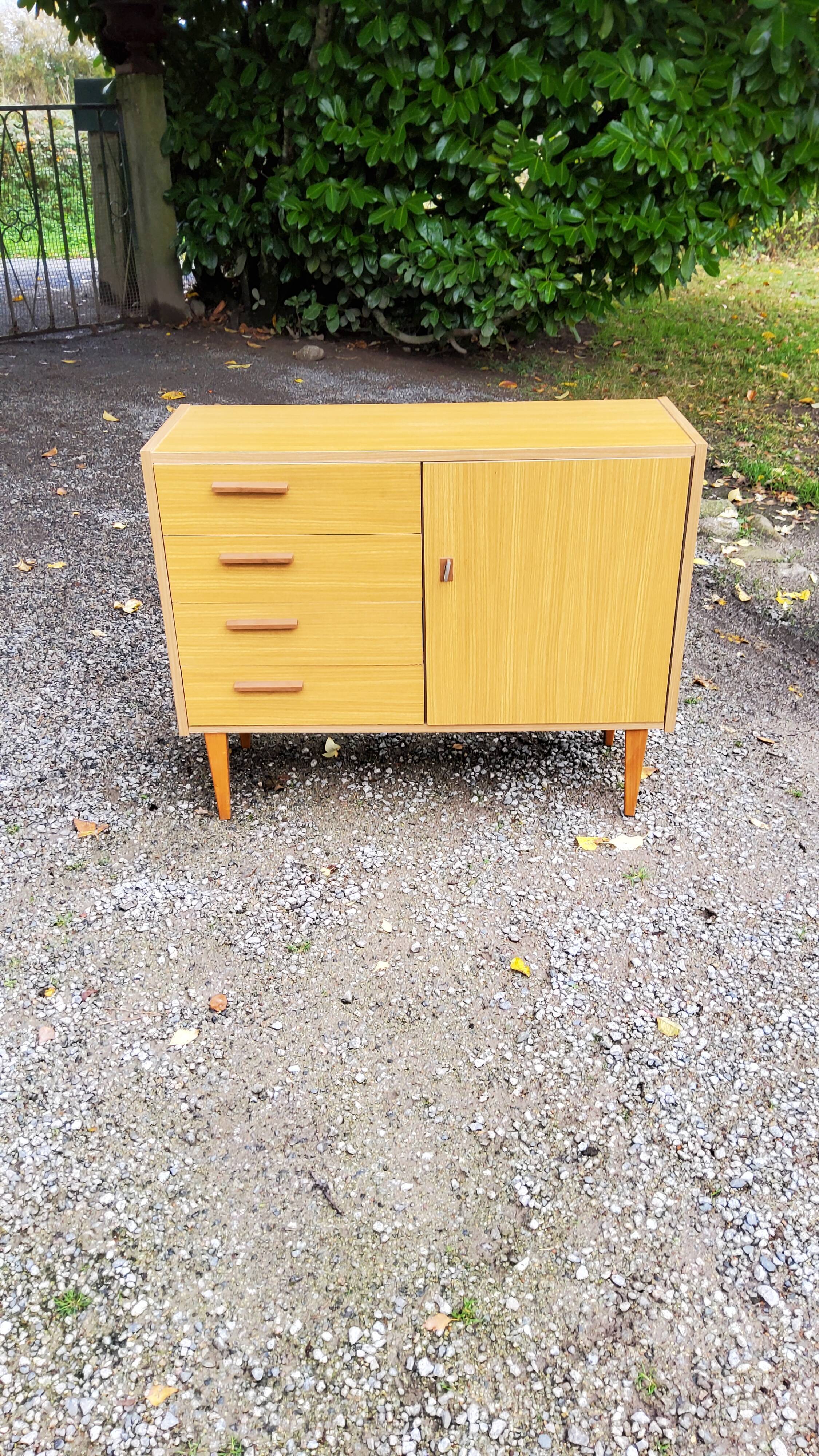 Chest of drawers of the 60s/70 feet spindles