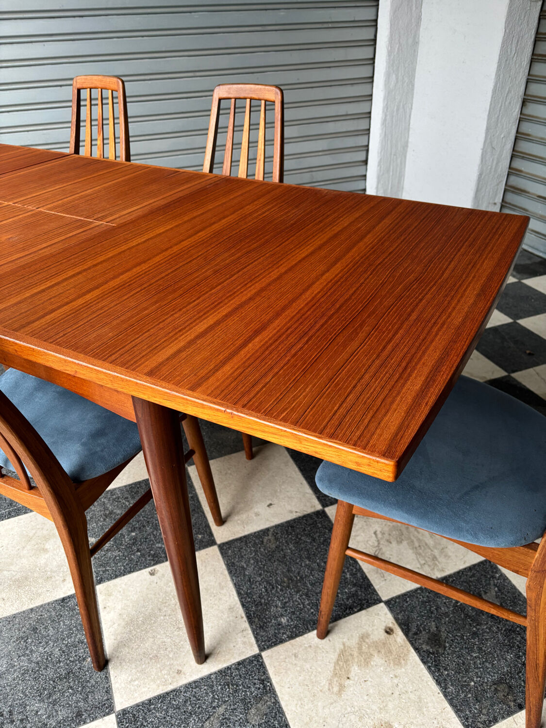 Extendable teak table