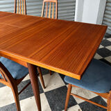 Extendable teak table