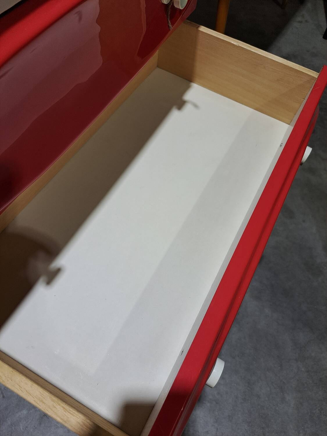 Vintage ladekast met rood roze kunststof lades 1970