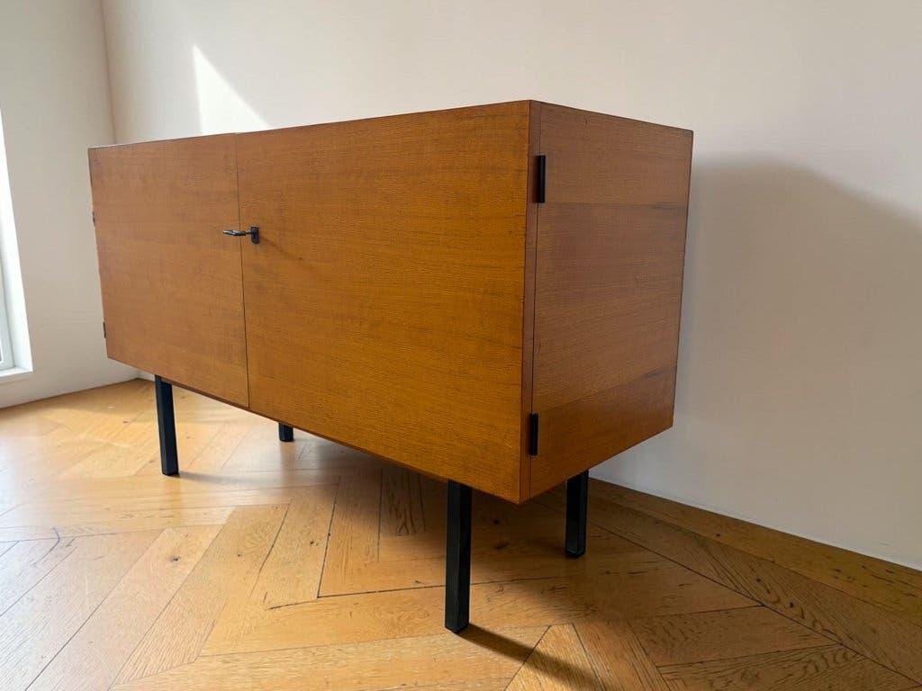 Meuble vintage en bois (commode, meuble TV) avec cadre noir