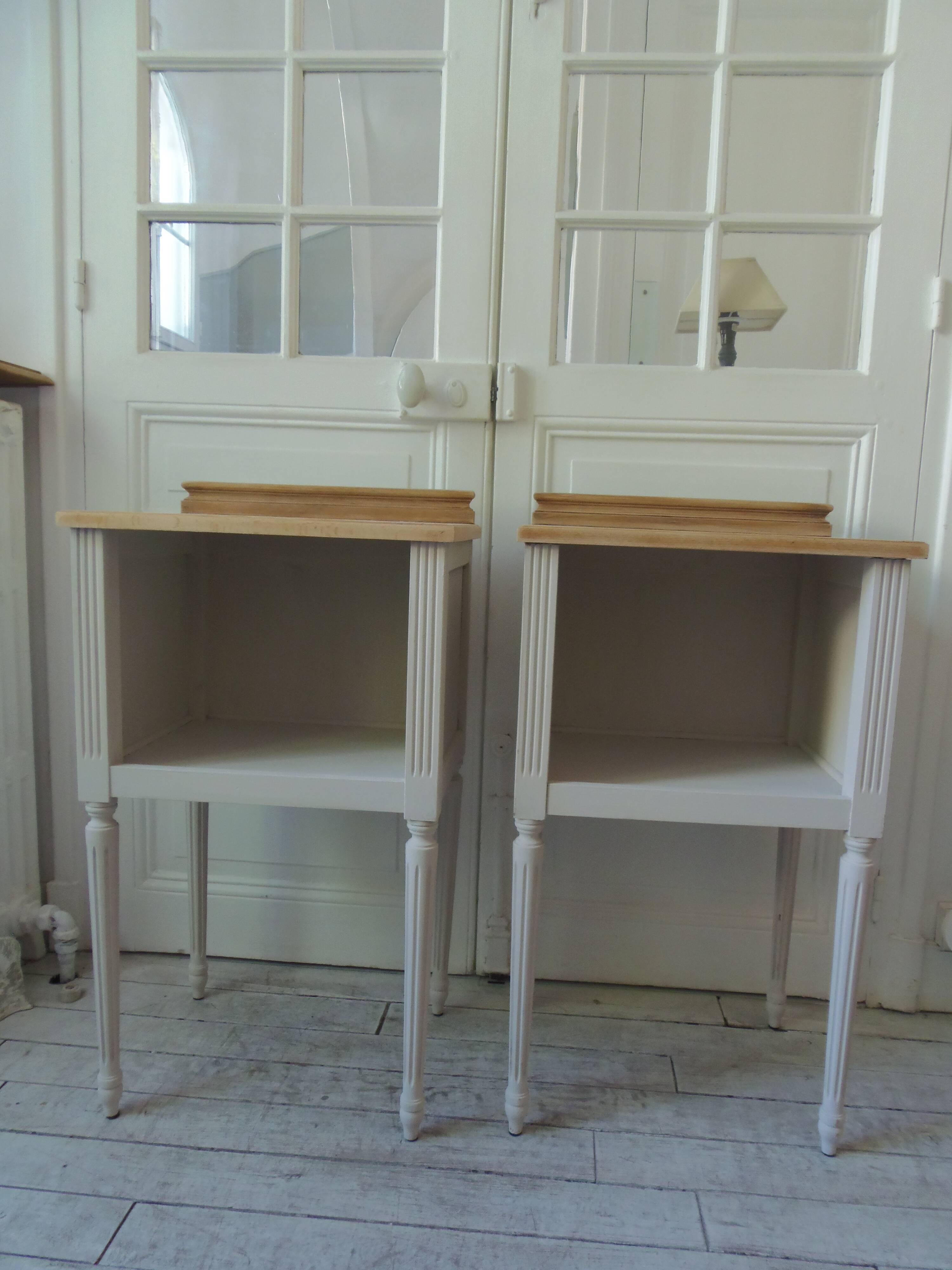 Pair of bedside tables, end tables re-enchanted in pearl gray, wooden top.