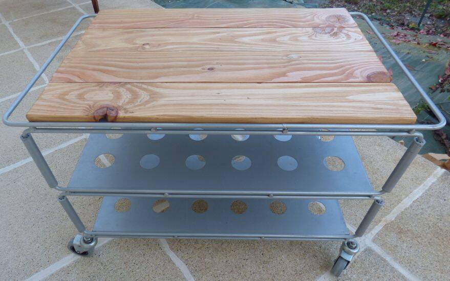 Metallic trolley with wheels, 3 levels with wooden top.