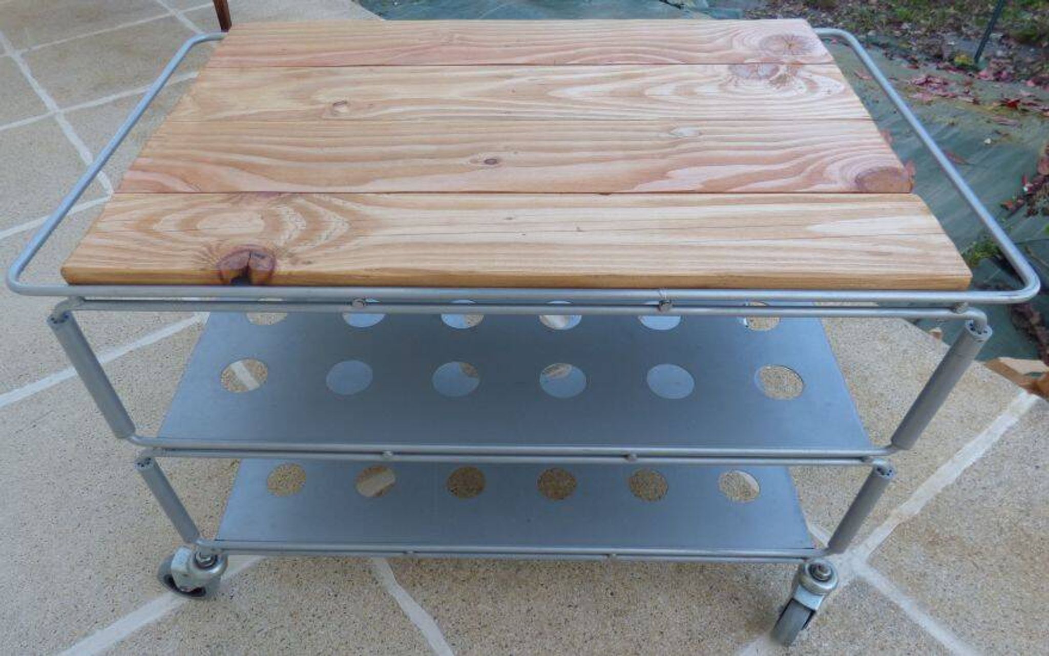 Metallic trolley with wheels, 3 levels with wooden top.