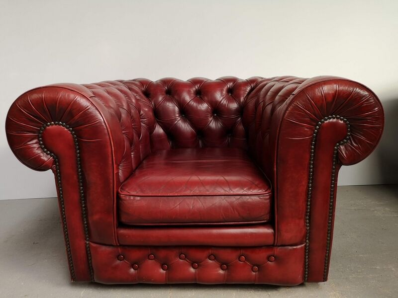 Fauteuil Chesterfield cuir bordeaux clair