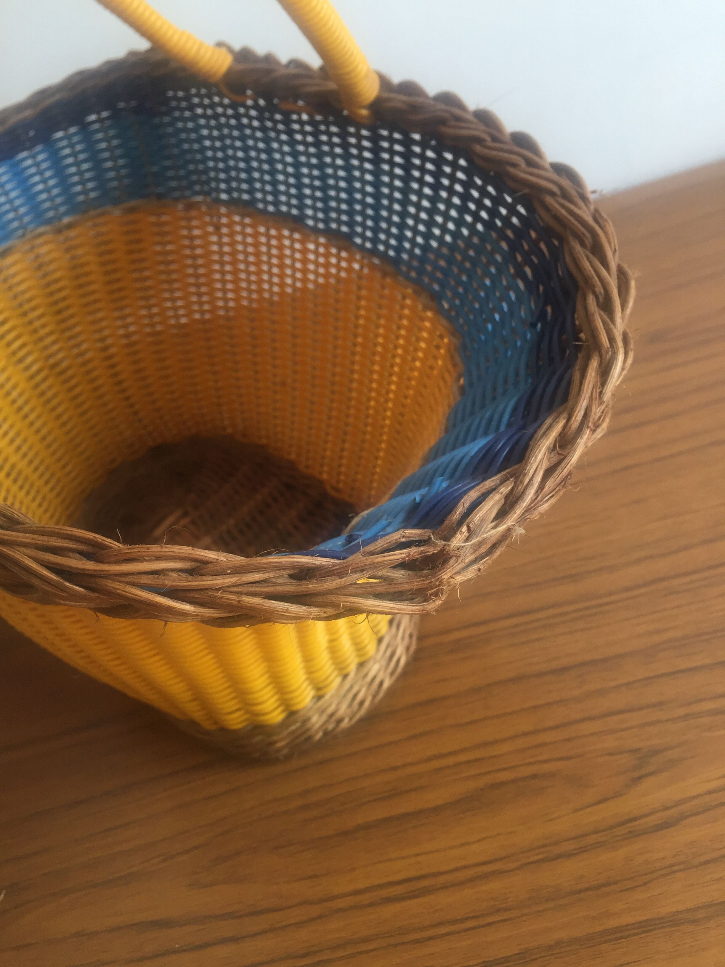 Rattan and scoubidou basket