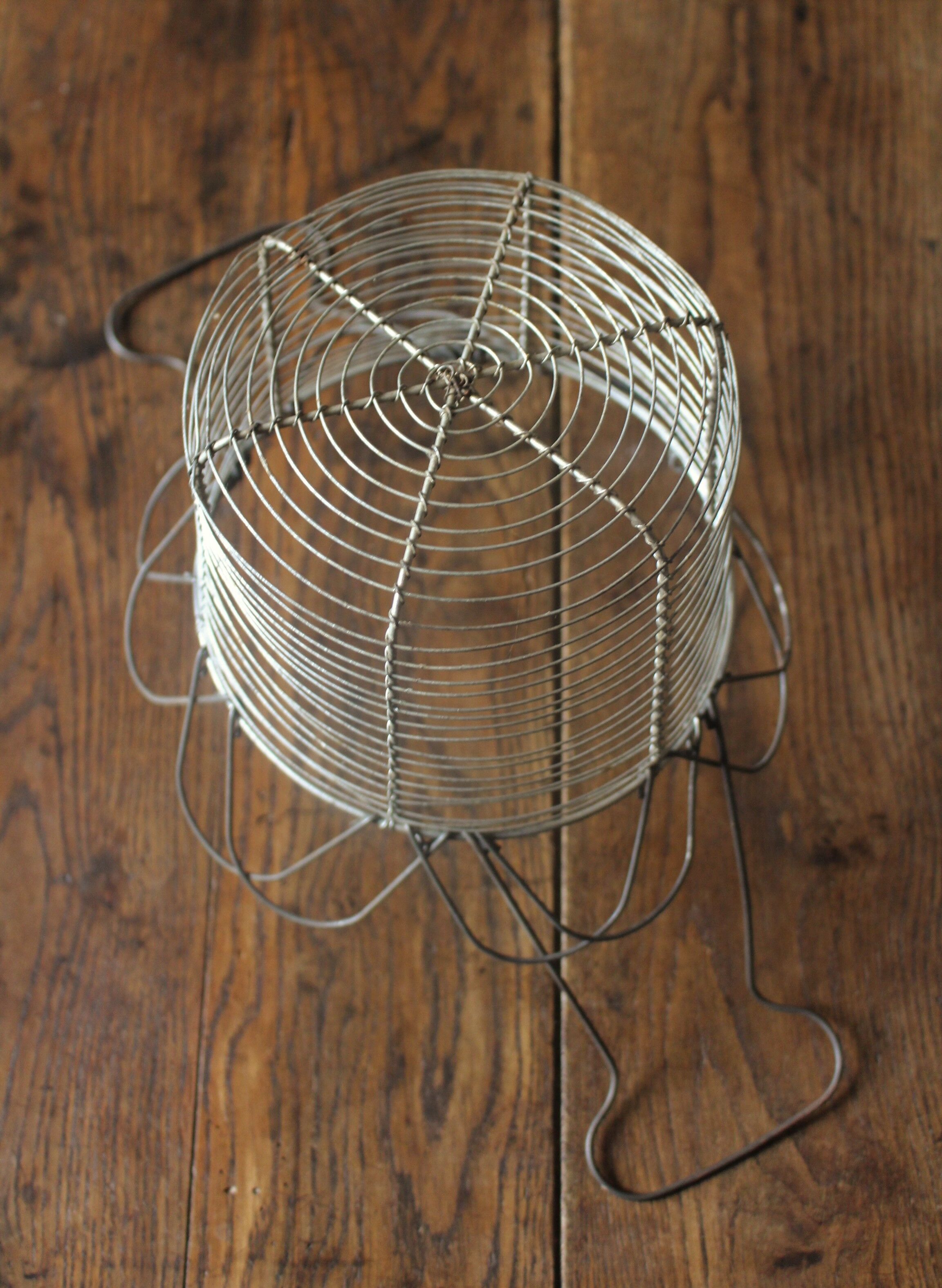 Salad basket metal wire star opening