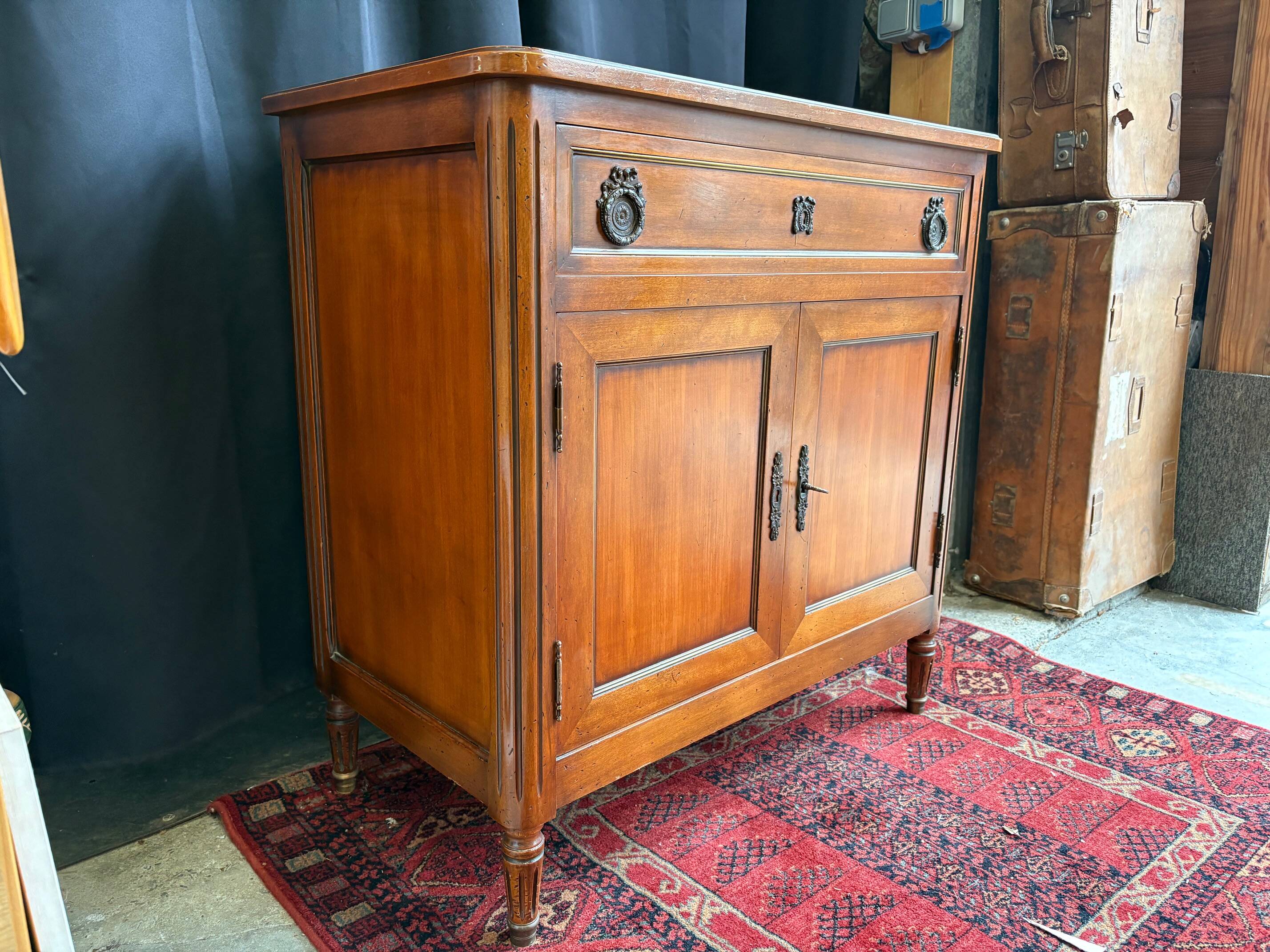 Buffet “style Louis XVI” — pièce décorative avec charme classique