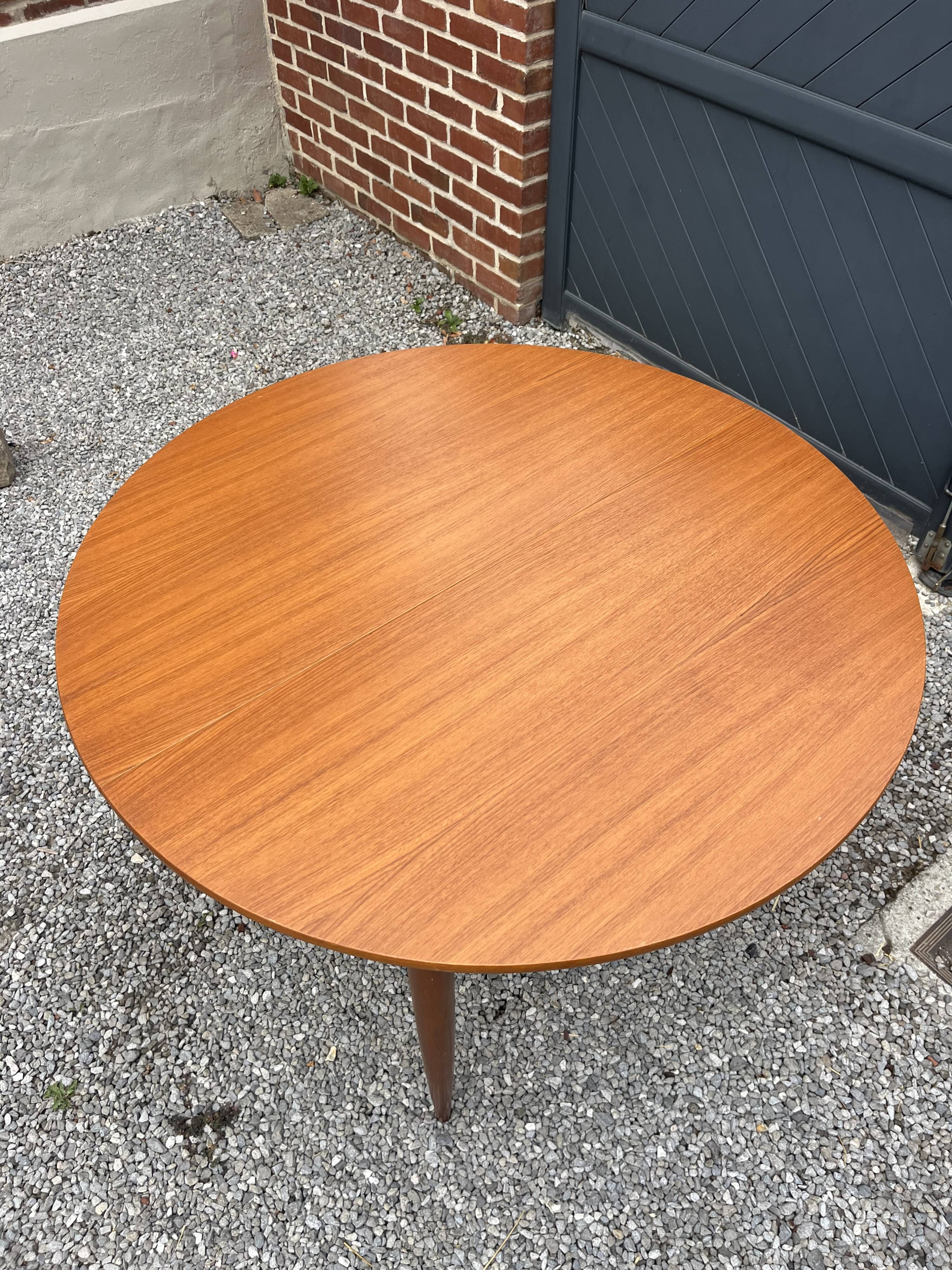 Table ronde en teck extensible design scandinave